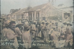 17.-Destazando-una-res-frente-a-la-casa-del-senor-Enrique-Trejo-para-distribuirlas-al-pueblo