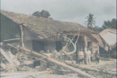 18.-Sobre-el-hotel-Pacheco-cayeron-los-postes-de-telefono-y-telegrafo-destruyendo-lo-casi-todo