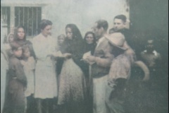 2.-La-senora-Mariana-H.-de-Rodriguez-Pacheco-alivia-las-penas-de-muchas-mujeres-desamparadas-obsequiandoles-dinero