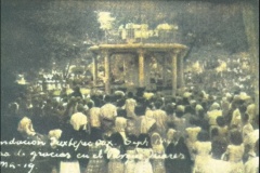 24.-La-multitud-arrodillada-oye-con-fervor-una-misa-de-Accion-de-Gracias-en-el-parque-Juarez