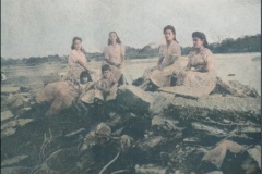 45.-Sobre-las-ruinas-de-su-hogar-esta-familia-medita-su-futuro
