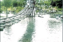 65.-El-puente-de-ferrocarril-semidestruido-por-las-fuerzas-de-la-corriente