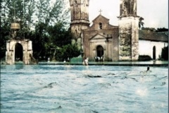 71.-A-las-830-de-la-manana-en-nivel-el-agua-daba-la-rodilla-el-kiosco-la-iglesia-y-la-casa-verde-estaban-llenas-de-gente