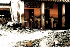 72.-Don-Clemente-Lopez-a-las-puertas-de-las-ruinas-de-su-panaderia-La-vencedora-con-algunos-familiares