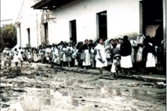 79.-Damnificados-esperando-ayuda-en-la-calle-Guerrero-lateral-del-palacio-municipal
