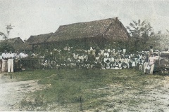 1945-Festejo-con-beneficiados-de-la-colonia-Maria-Luisa-en-1945