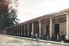 1950-Escuela-Francisco-I.-Madero-y-el-palacio-municipal-alrededor-de-1950