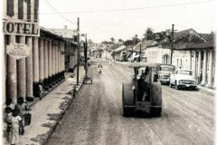 1952-Avenida-independencia-en-1952.-Esta-es-su-primera-pavimentacion