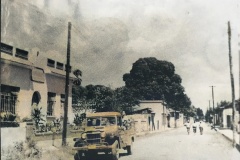 1960-Avenida-5-de-mayo-en-1960-a-la-izquierda-el-jardin-de-ninos-Maria-Luisa-colegio-Tuxtepec